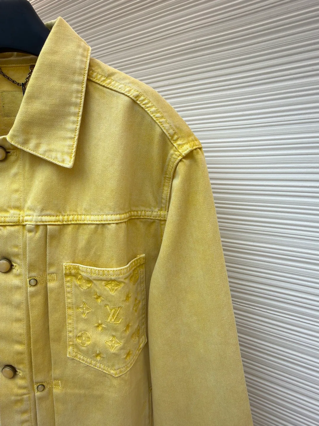 LOUIS VUITTON dyed embossed denim jacket ●Original version: Purchased and developed in 19594 ●Item number: 1681049-B65 ●Material: denim fabric ●Technology: embossed production ●Version: fitted version ●Weight: about 1049 grams ●Size: 46-48-50-52 ●Description: This style is processed through garment dyeing to create a washed retro effect, and then uses a splicing structure and hammer fixing rings to express the workwear style. Monogram embroidery adorns the sides and left patch pocket, and pearlescent buttons and rivets complete the detail. Pair it with the same style to add to your summer wardrobe. The overall wiring is straight and delicate, the fabric is comfortable and soft, and the color is consistent without color difference. It can be matched with the same style to create a fashionable look and control various occasions. Customized accessories, complete with three standards, same style for men and women!